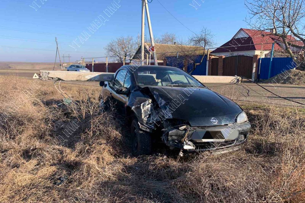 В селе Фрунзе автомобиль врезался в железобетонную опору