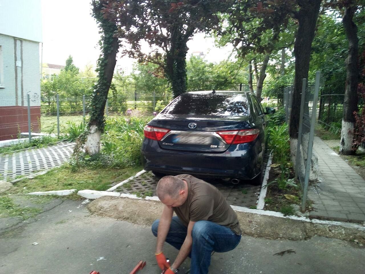 На Чеканах демонтировали незаконно установленные "лягушки"