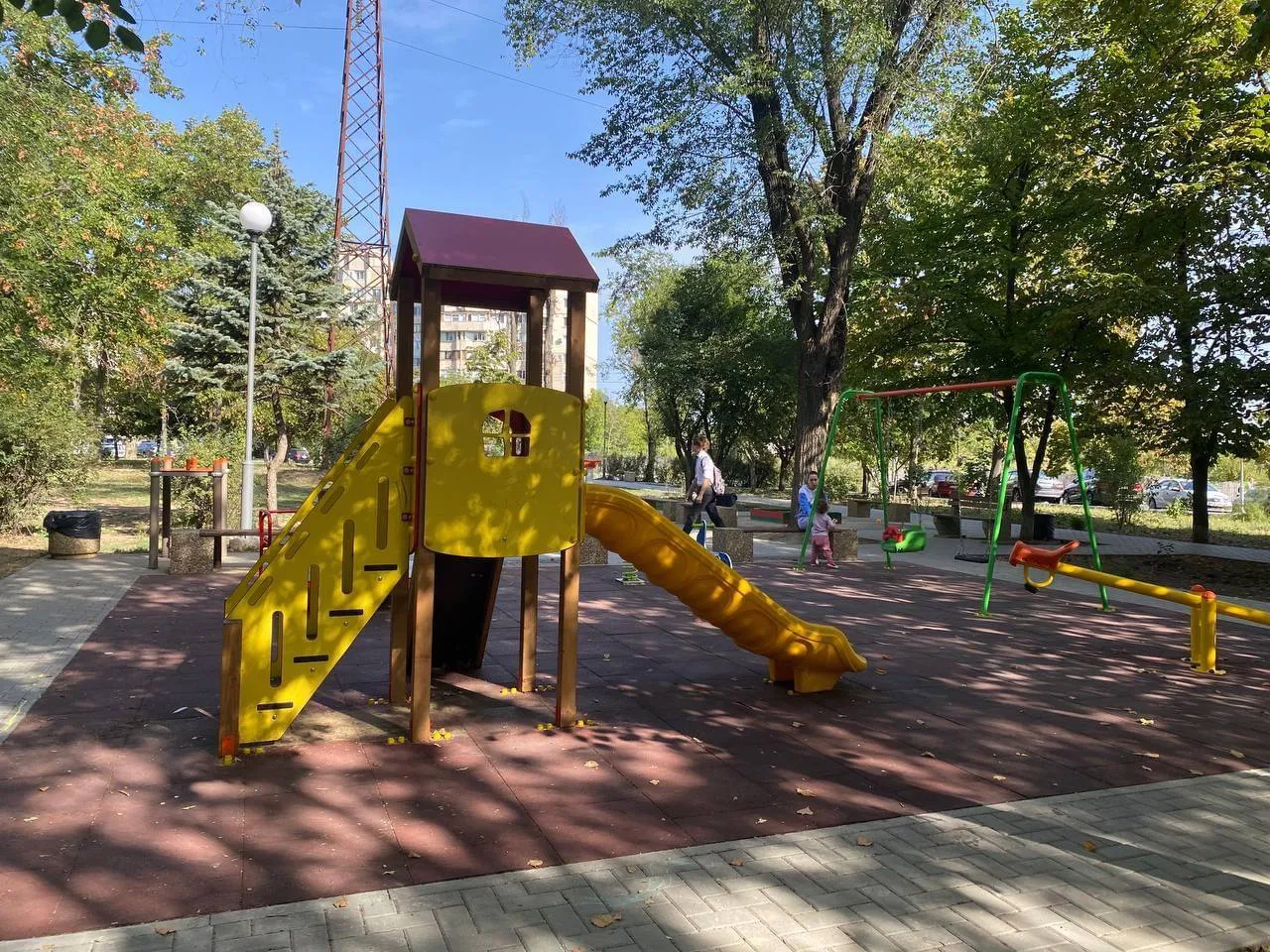 Завершены работы по восстановлению сквера на столичной улице Гренобля