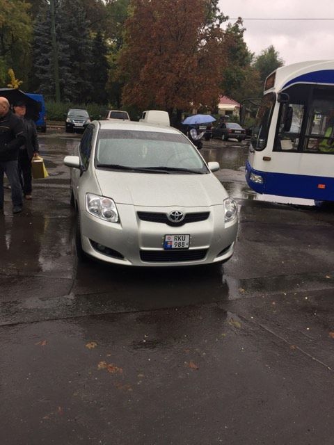 Haos și nervi: Troleibuzele sunt blocate din cauza mașinilor parcate neregulamentar