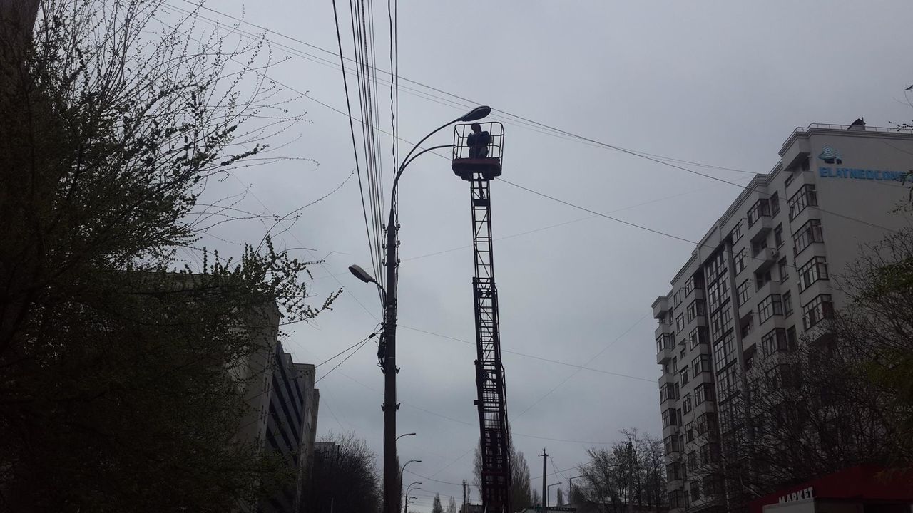 В преддверии Пасхи в столице восстанавливают уличное освещение