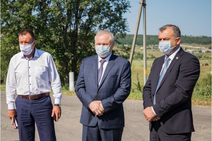 Премьер провел неожиданную проверку участка ремонтируемой дороги