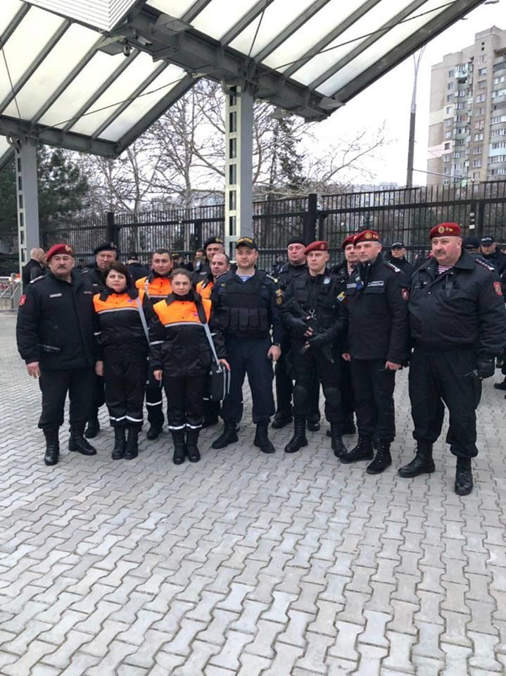 На стадионе "Зимбру" за порядком следят десятки полицейских