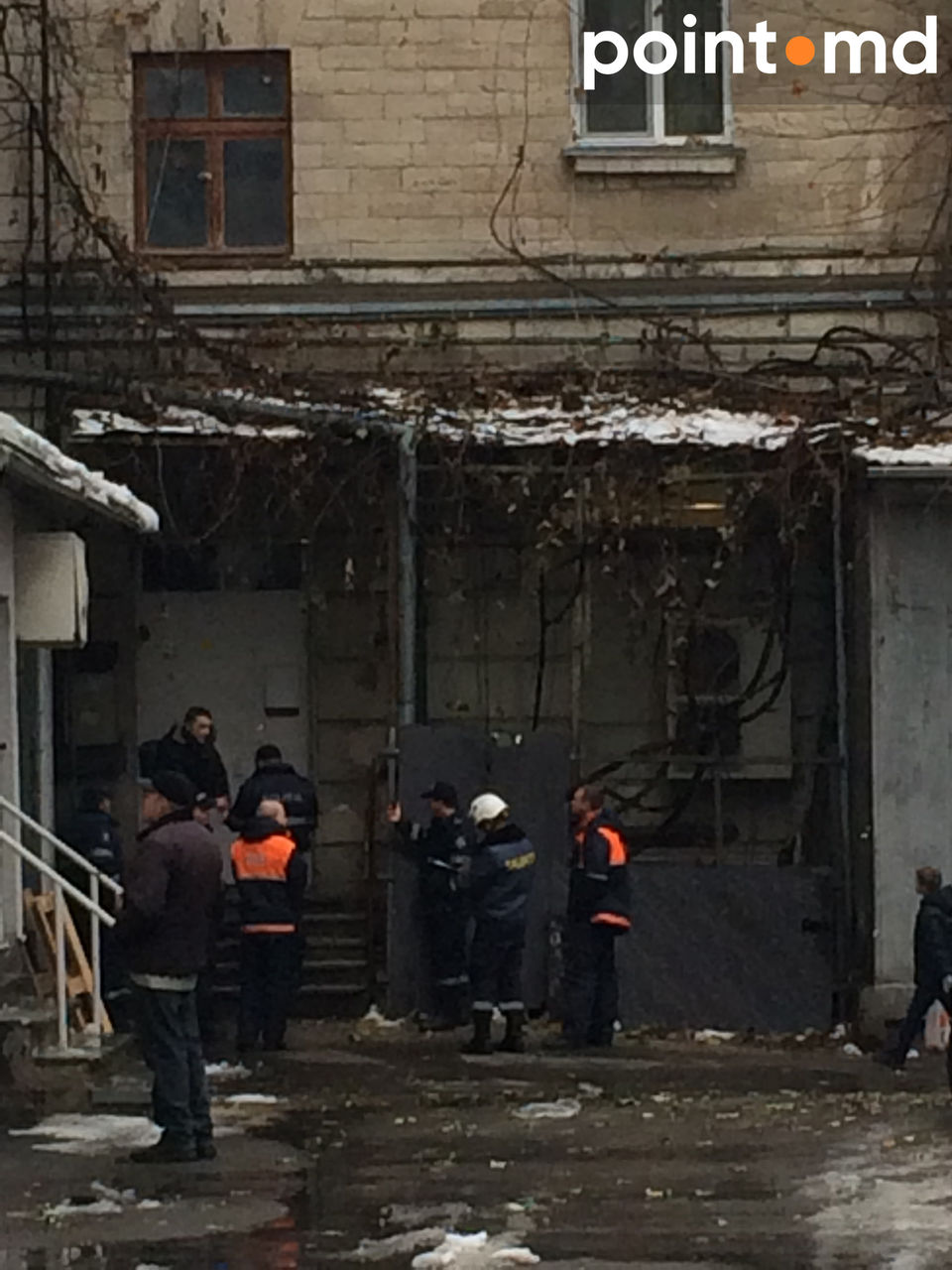 В Кишиневе пьяный молодой человек гулял по скользкой крыше дома
