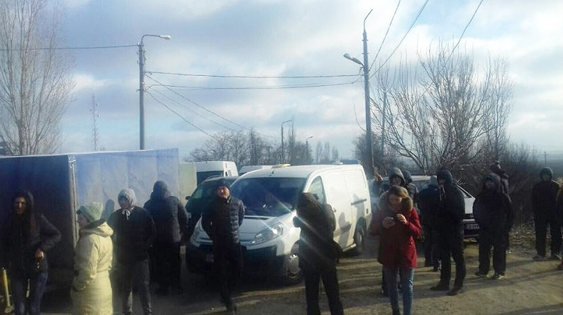 Десятки микроавтобусов стоят более суток на таможне Кагул-Оанча
