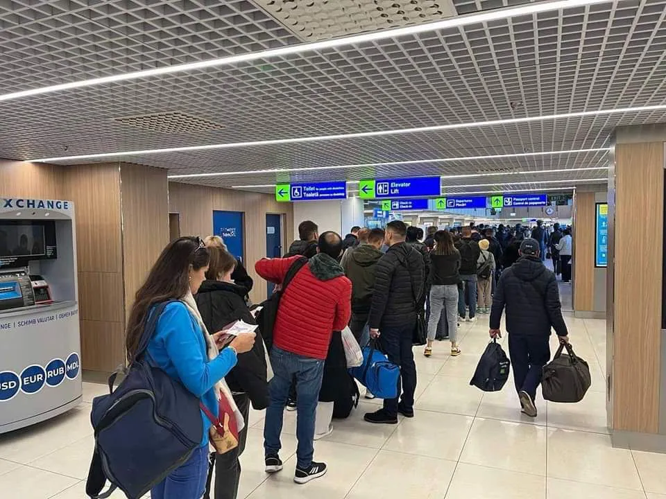 В аэропорту Кишинева люди стоят в огромных очередях