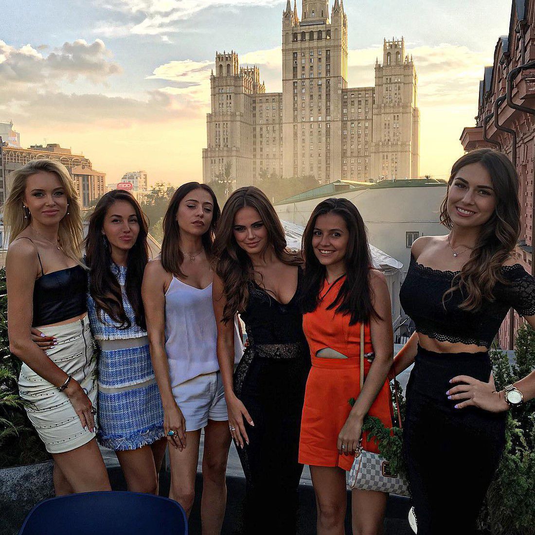 Ксения Дели прилетела в Москву, чтобы сняться в клипе начинающего певца
