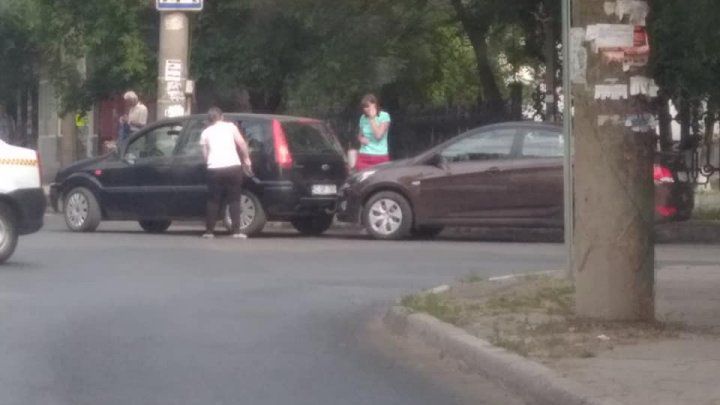 На Ботанике столкнулись два легковых автомобиля