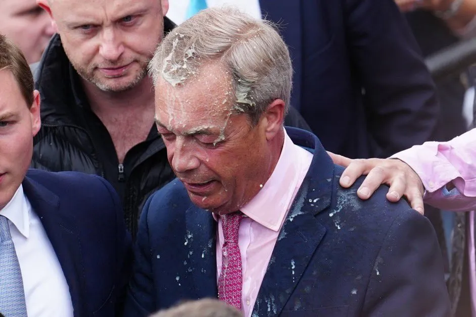 Женщина вылила милкшейк на известного сторонника Brexit и предстанет перед судом