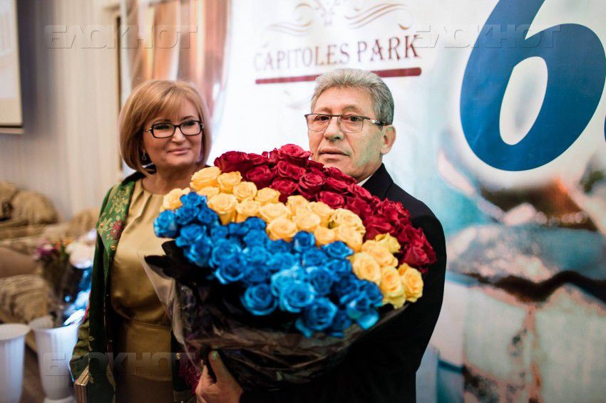 Михаю Гимпу на 65-летие подарили велосипед и торт в виде «Великой Румынии»