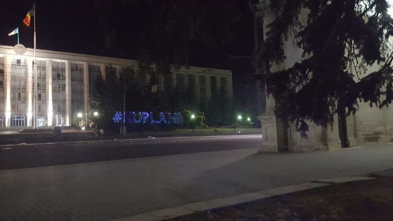 Surpriză nocturnă. Mesajul apărut pe clădirea Guvernului