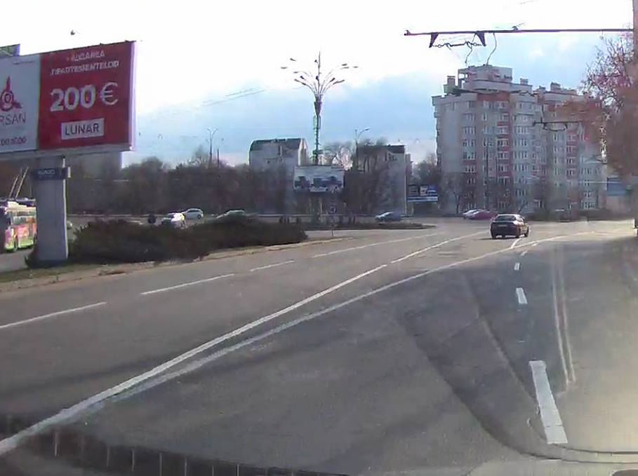 Разметка на столичных дорогах вместо порядка вносит еще больше хаоса