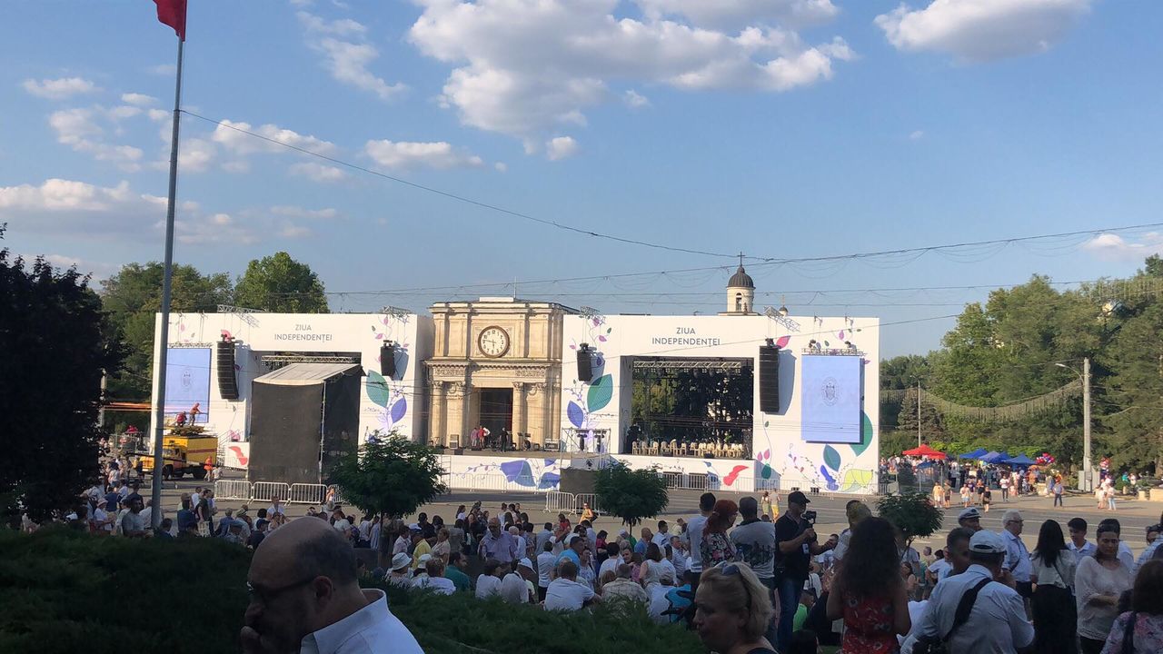 В День независимости Молдовы в центре столицы граждан угощали виноградом