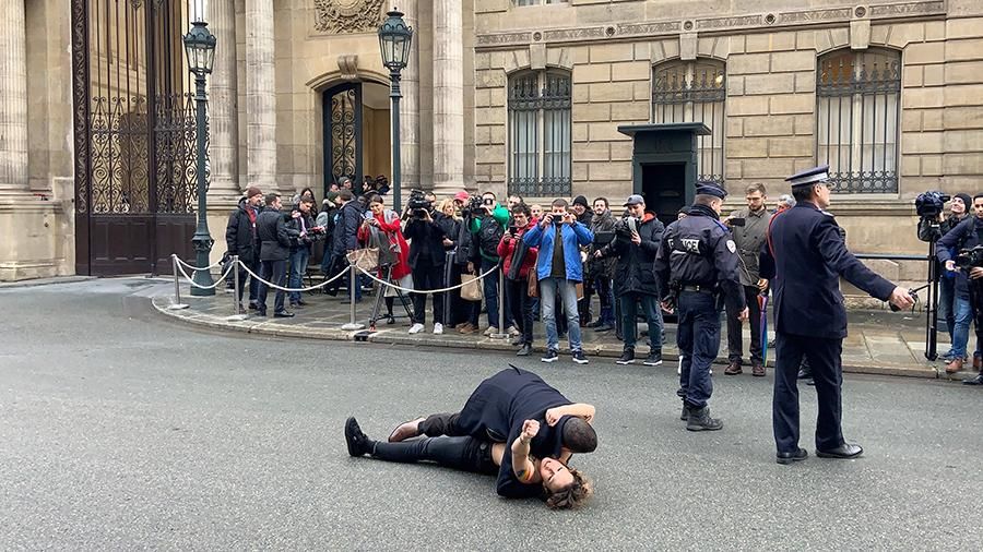 В Париже активистки Femen устроили акцию у Елисейского дворца