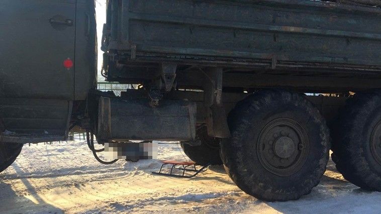 Катавшийся на санках ребенок погиб под колесами грузовика