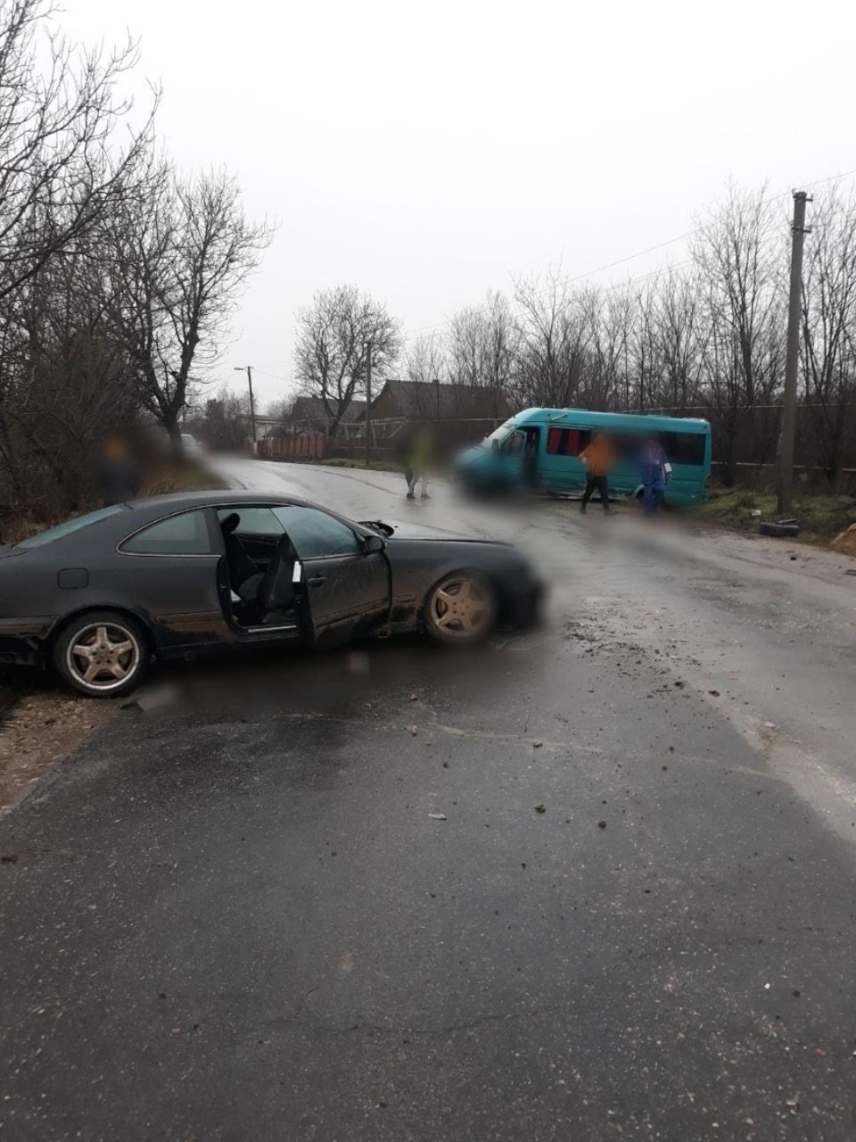 Маршрутка столкнулась в Аненах с “Мерседесом”