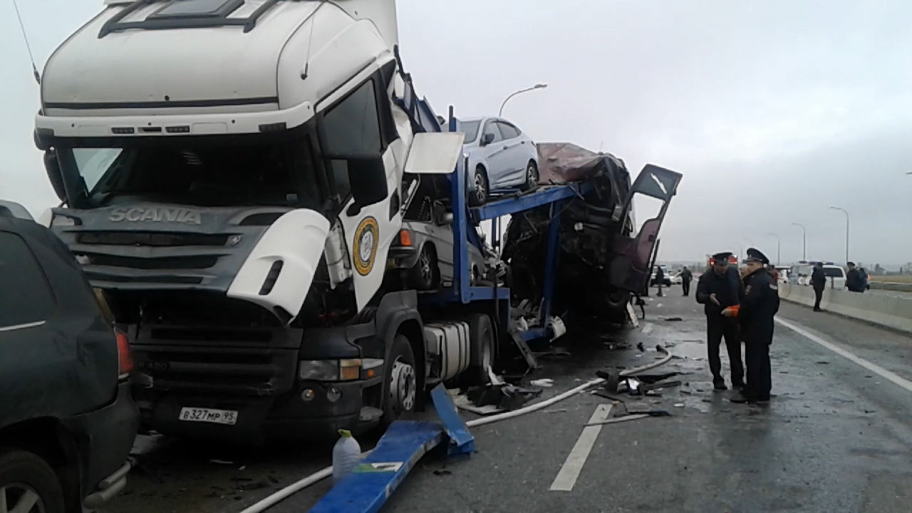 Impact violent dintre un autobuz și un camion, soldat cu cinci victime
