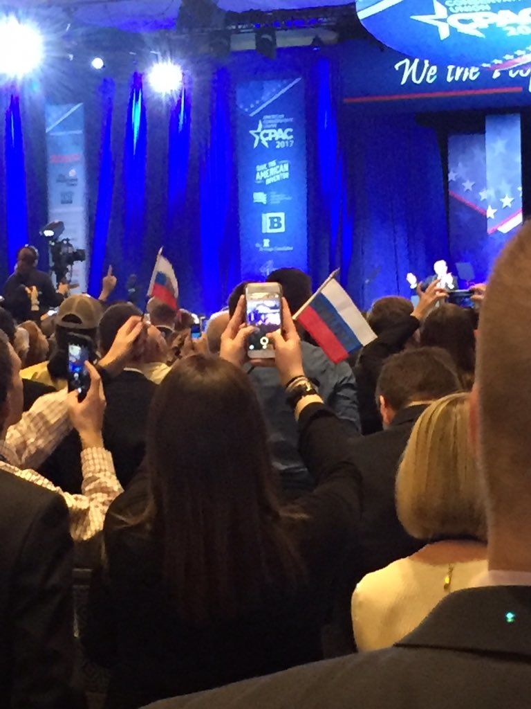 На конференции Трампа раздали российские флаги