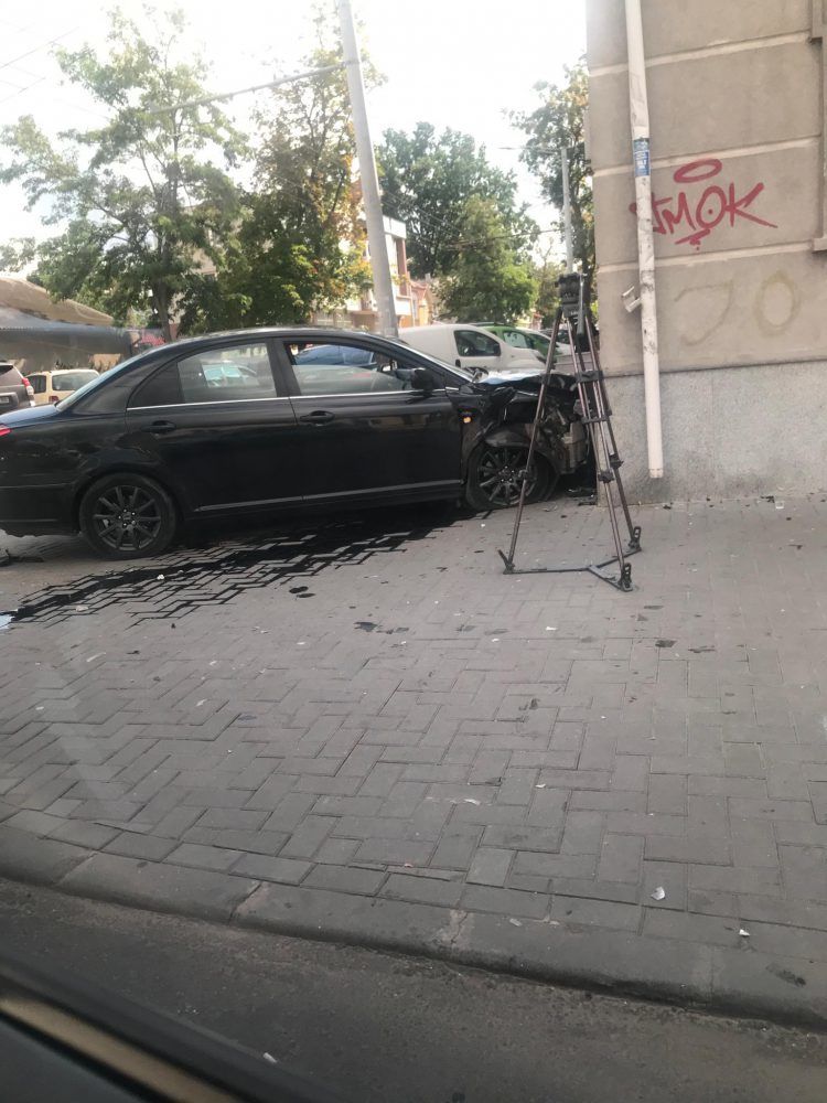 ДТП в центре столицы: автомобиль снес светофор и врезался в стену