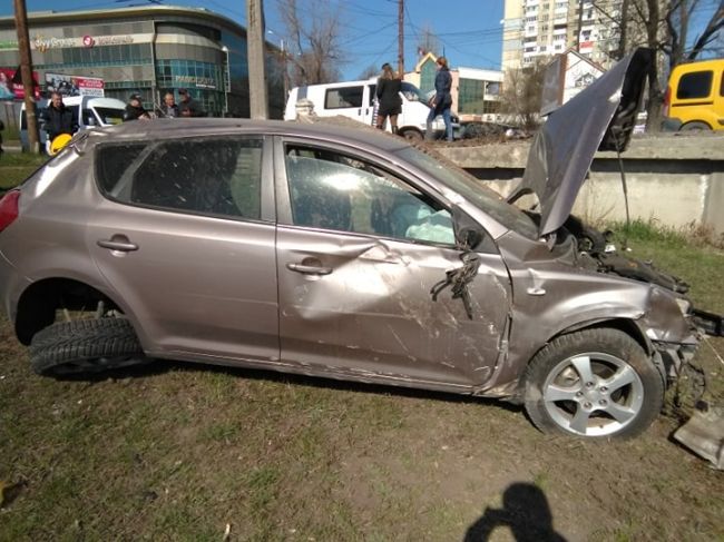 Серьезная авария в столице: столкнулись 3 автомобиля
