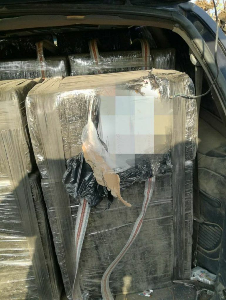 В приграничной зоне Глодянского района микроавтобус с контрабандой сигарет бросили среди подсолнухов