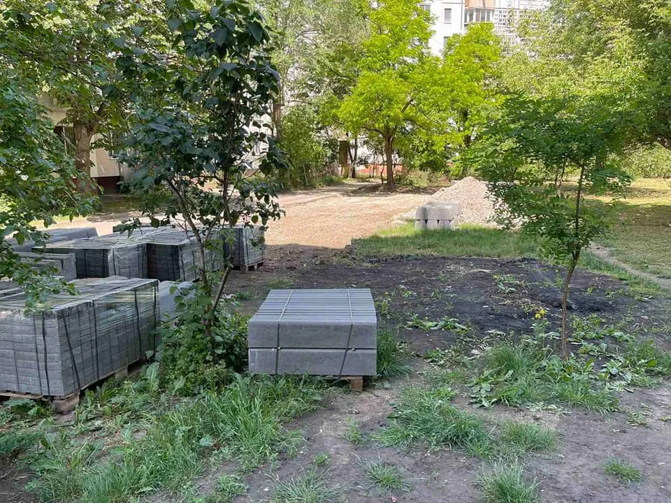 На улице Албишоара начали обустраивать зелёную зону