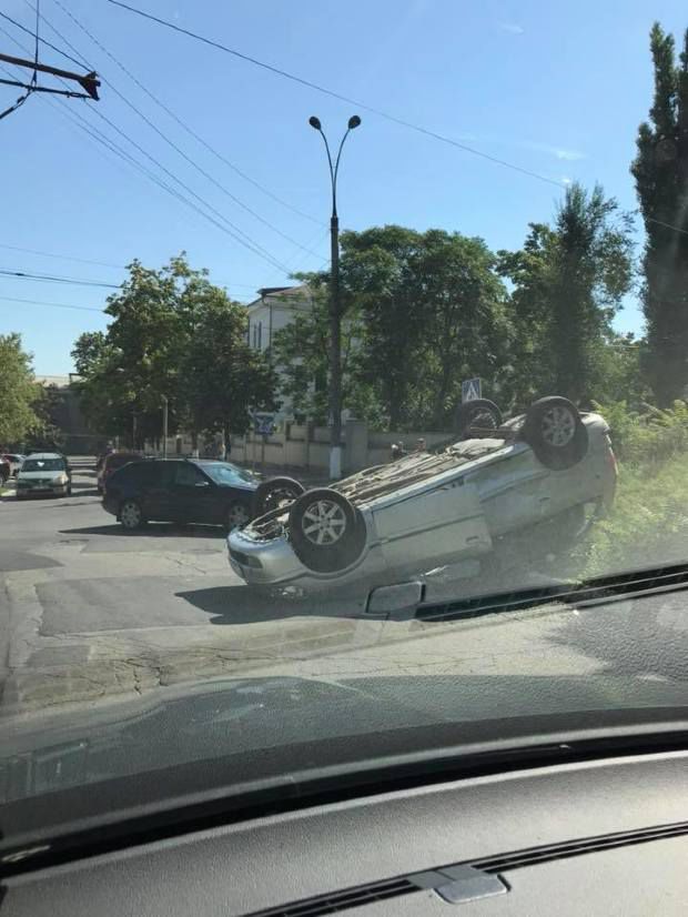 В столице в результате столкновения автомобиль перевернулся на крышу