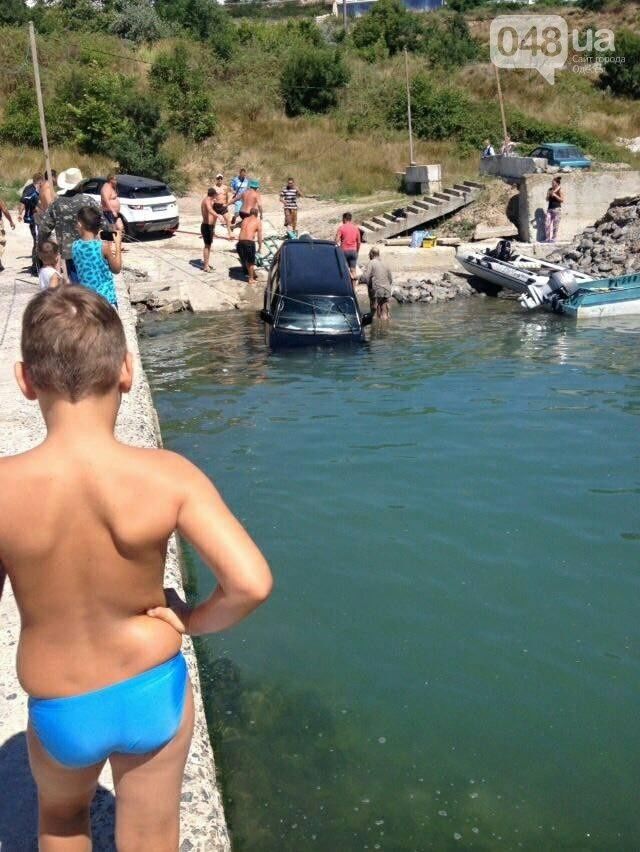 На одесском пляже водитель утопил собственный внедорожник в море