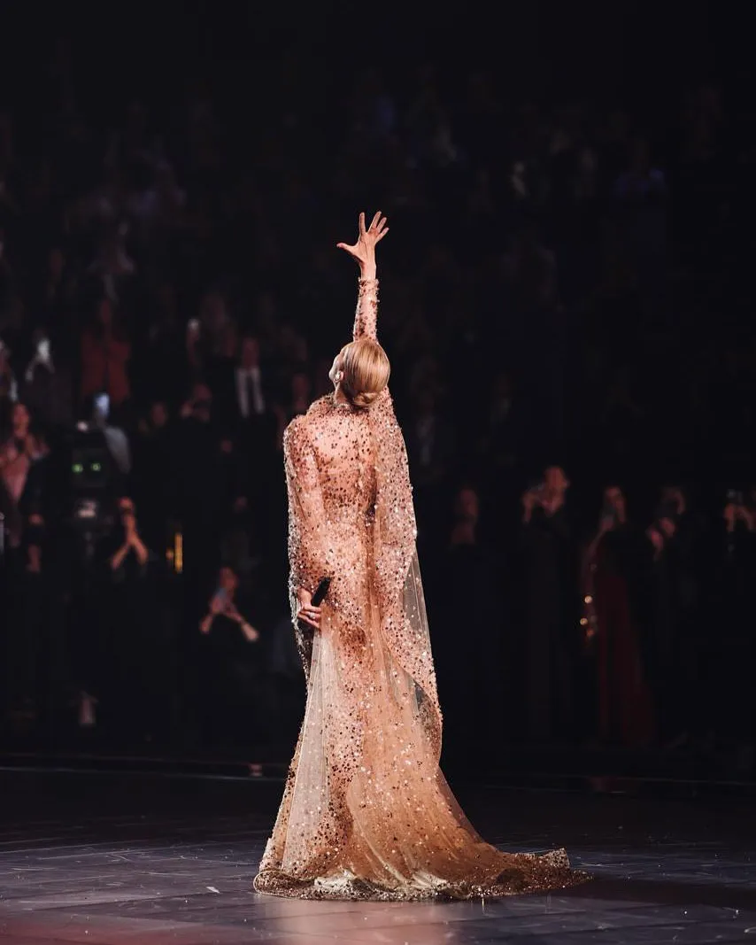 Celine Dion, care e grav bolnavă, a cântat la prezentarea de modă Elie Saab