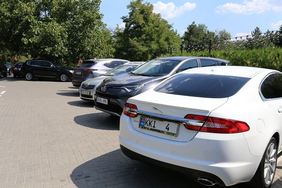 Cine este preotul care a venit cu Jaguarul la fastuoasa petrecere duhovnicească