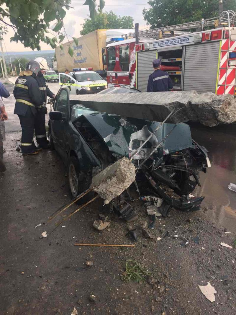 Массивный столб раздавил BMW, но водитель не пострадал