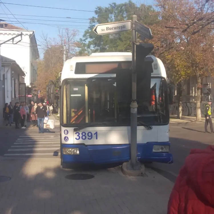 В центре Кишинева троллейбус врезался в столб