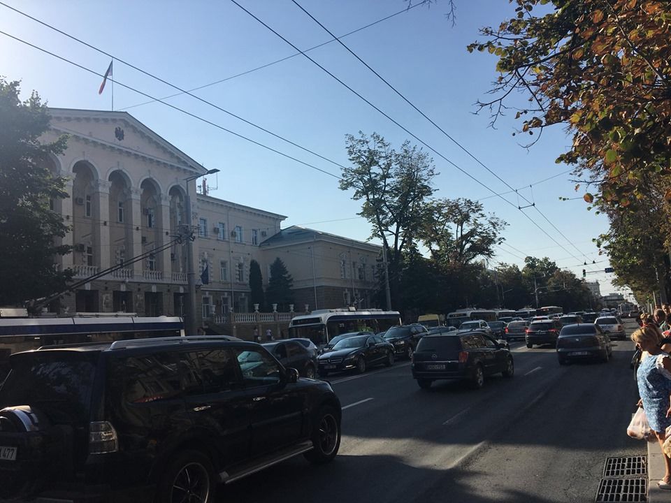 На бульваре Штефана чел Маре столкнулись троллейбус и легковой автомобиль