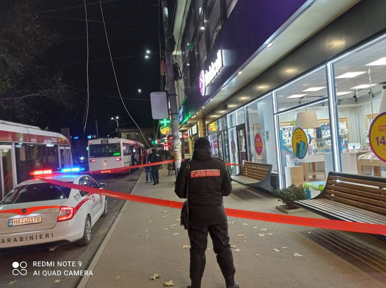 На остановке в центре Бельц повис кабель, находящийся под напряжением