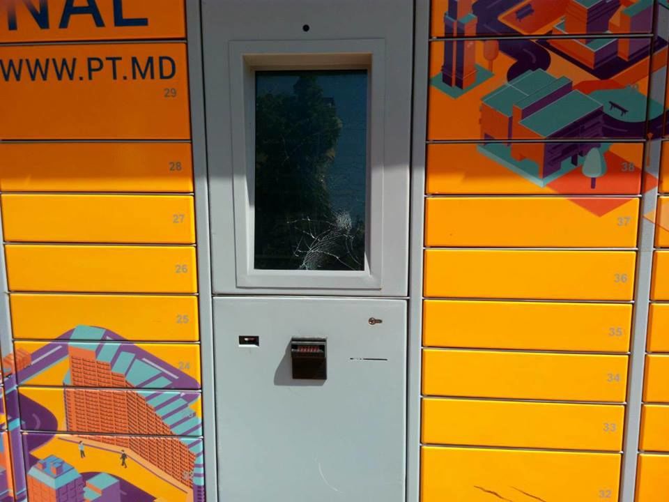 В Кишиневе разыскивают вандала, сломавшего пост-терминал “Почты Молдовы”
