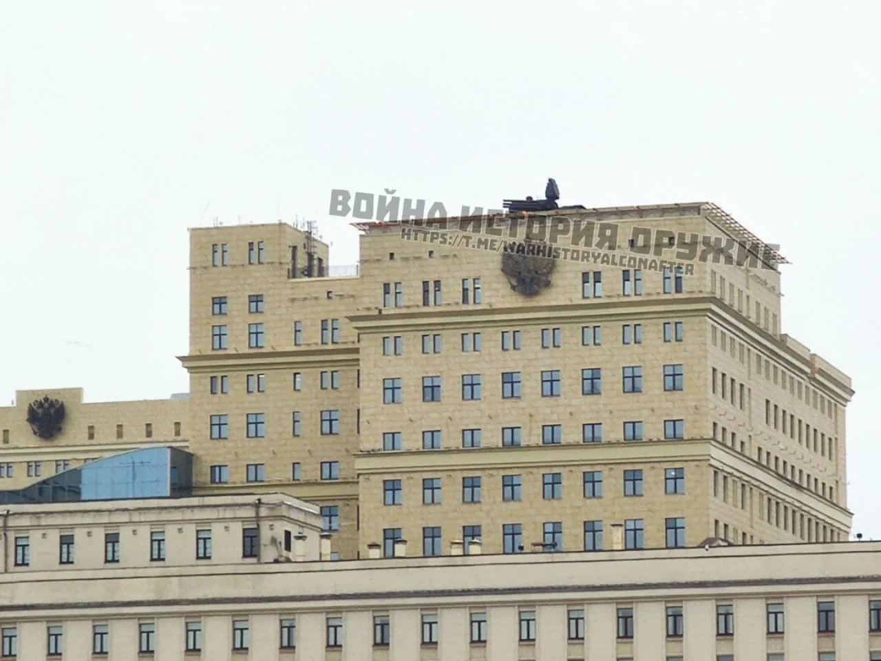 В сети появились фото и видео с военной техникой на крышах домов в Москве