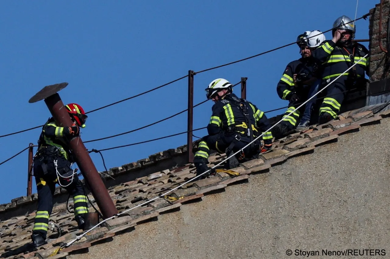 O nouă țeavă pentru semnalele de fum privind alegerea noului papă, instalată la Vatican