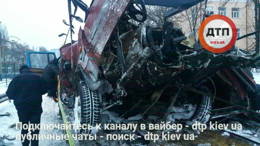 В Киеве автомобиль врезался в отбойник на высокой скорости