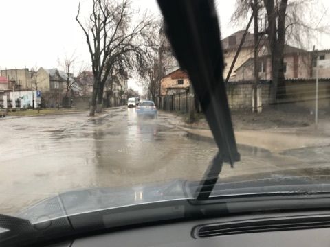Ряд столичных улиц затопило после ночного дождя