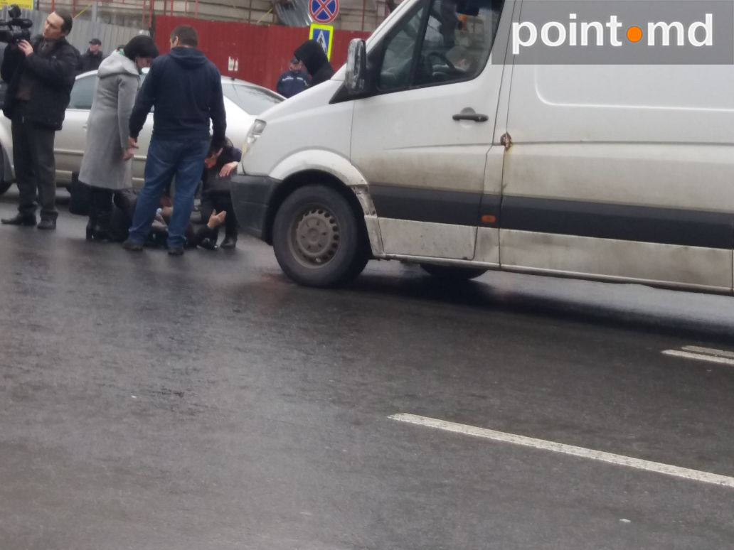 Accident grav în Capitală. O femeie, lovită în fața Primăriei