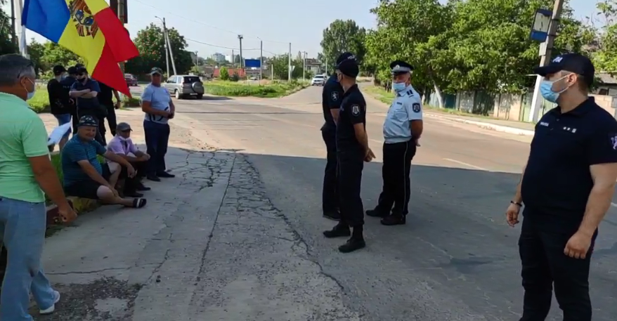На въезде в Варницу собралась группа людей, чтобы следить за ходом голосования