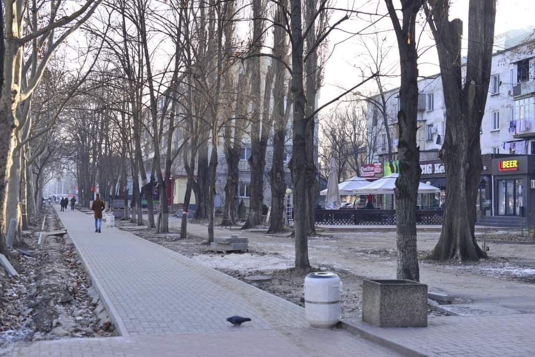 Близится к завершению ремонт тротуара на улице Каля Ешилор