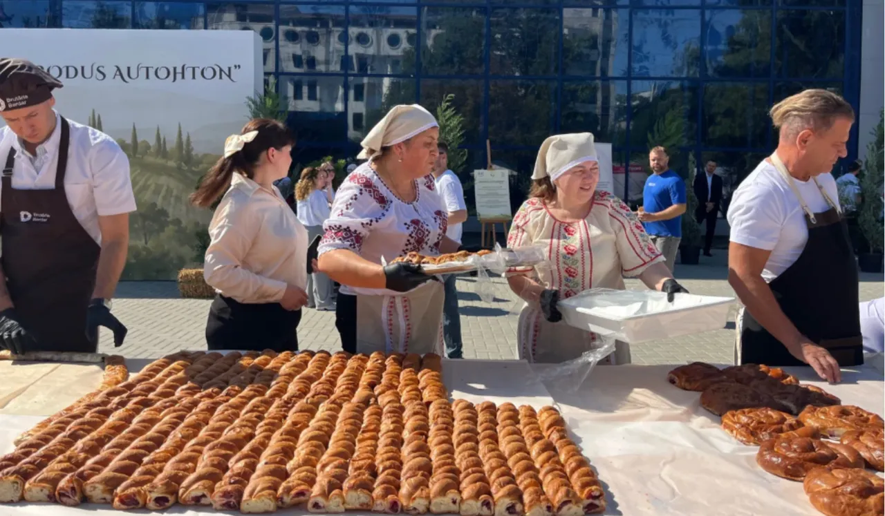 В Молдове испекли самую большую плацинду: длиной 9,2 метра и шириной 2 метра