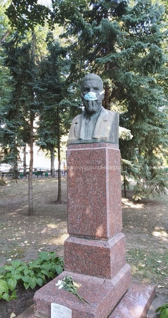 Неприятный запах в столице: на лица памятников писателям надели маски