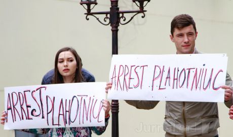 Флешмоб у посольства США: Протестующие потребовали американские власти арестовать олигарха Плахотнюка