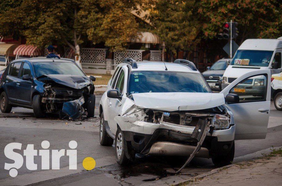 Две машины Dacia не смогли разъехаться на перекрестке: водитель в больнице