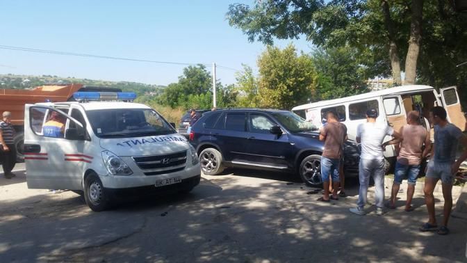 Accident rutier la Ialoveni - un BMW X5 a lovit o ambulanță