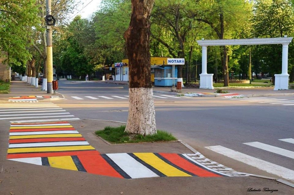В Сороках на перекрестке появились национальные дорожки