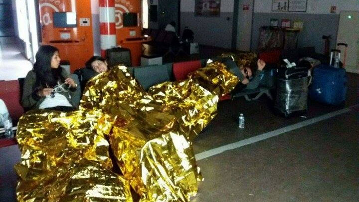 Cetăţeni moldoveni, blocați pe un aeroport din Franţa. De mai bine de 20 de ore aşteaptă aeronava care să-i aducă acasă