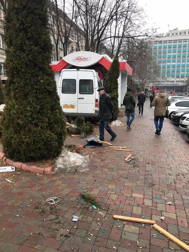 Microbuz de pe ruta 192 s-a ciocnit violent cu un automobil